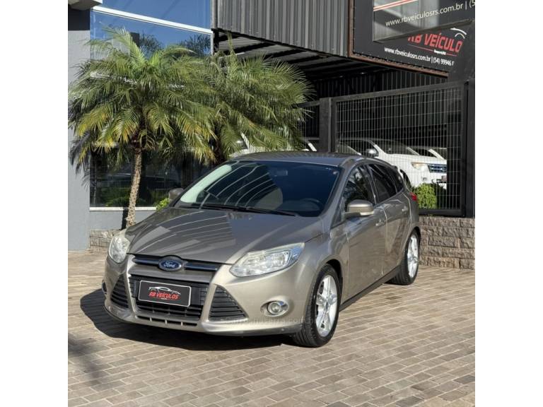 FORD - FOCUS - 2015/2015 - Dourada - Sob Consulta