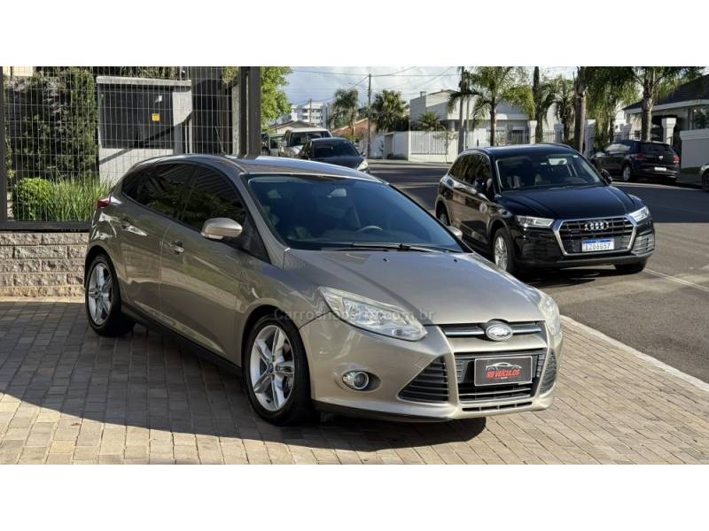 FORD - FOCUS - 2015/2015 - Dourada - Sob Consulta