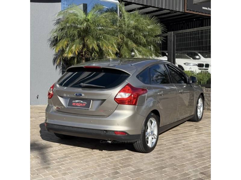 FORD - FOCUS - 2015/2015 - Dourada - Sob Consulta