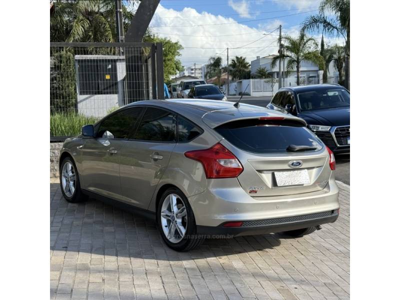 FORD - FOCUS - 2015/2015 - Dourada - Sob Consulta